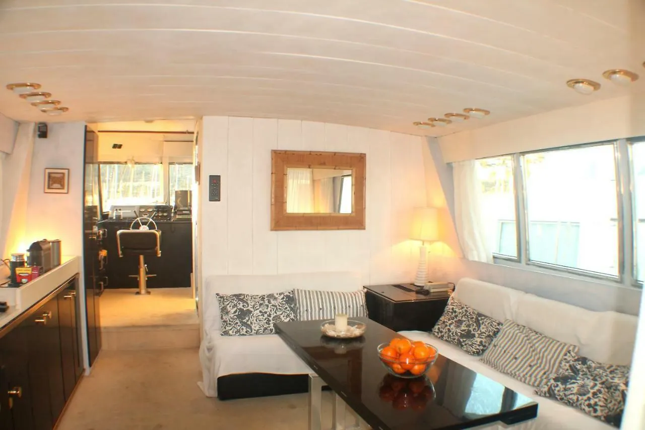 Hotel Your Own Private Yacht Sant Adrià de Besòs Hotel en barco